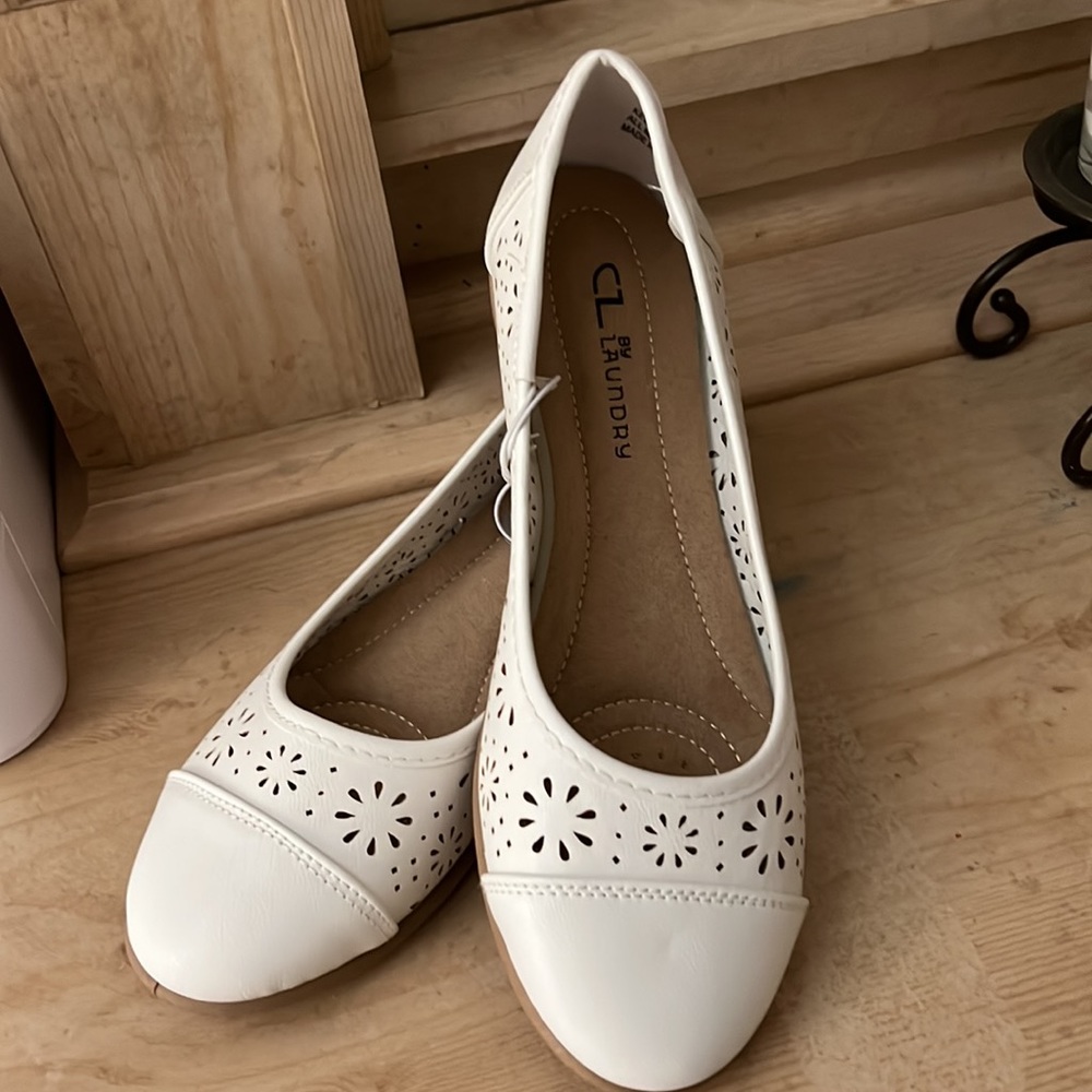 Flat shoes by laundry